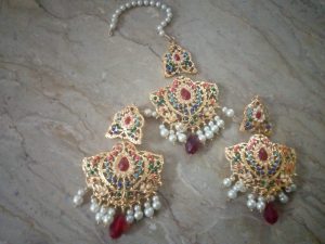 Stylish Golden Tikka and Earrings Wear Set