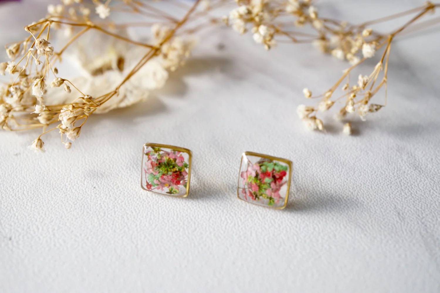 Buy the Best Quality Resin Ear Studs With Small Flowers in Pakistan at DayShop.pk. Most Affordable Price With Fast Shipping in All Over Pakistan