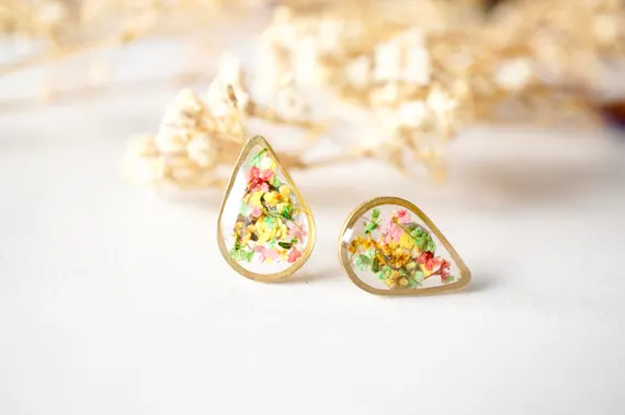 Buy the Best Quality Resin Ear Studs With Small Flowers in Pakistan at DayShop.pk. Most Affordable Price With Fast Shipping in All Over Pakistan