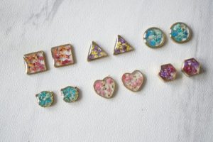 Buy the Best Quality Resin Ear Studs With Small Flowers in Pakistan at DayShop.pk. Most Affordable Price With Fast Shipping in All Over Pakistan