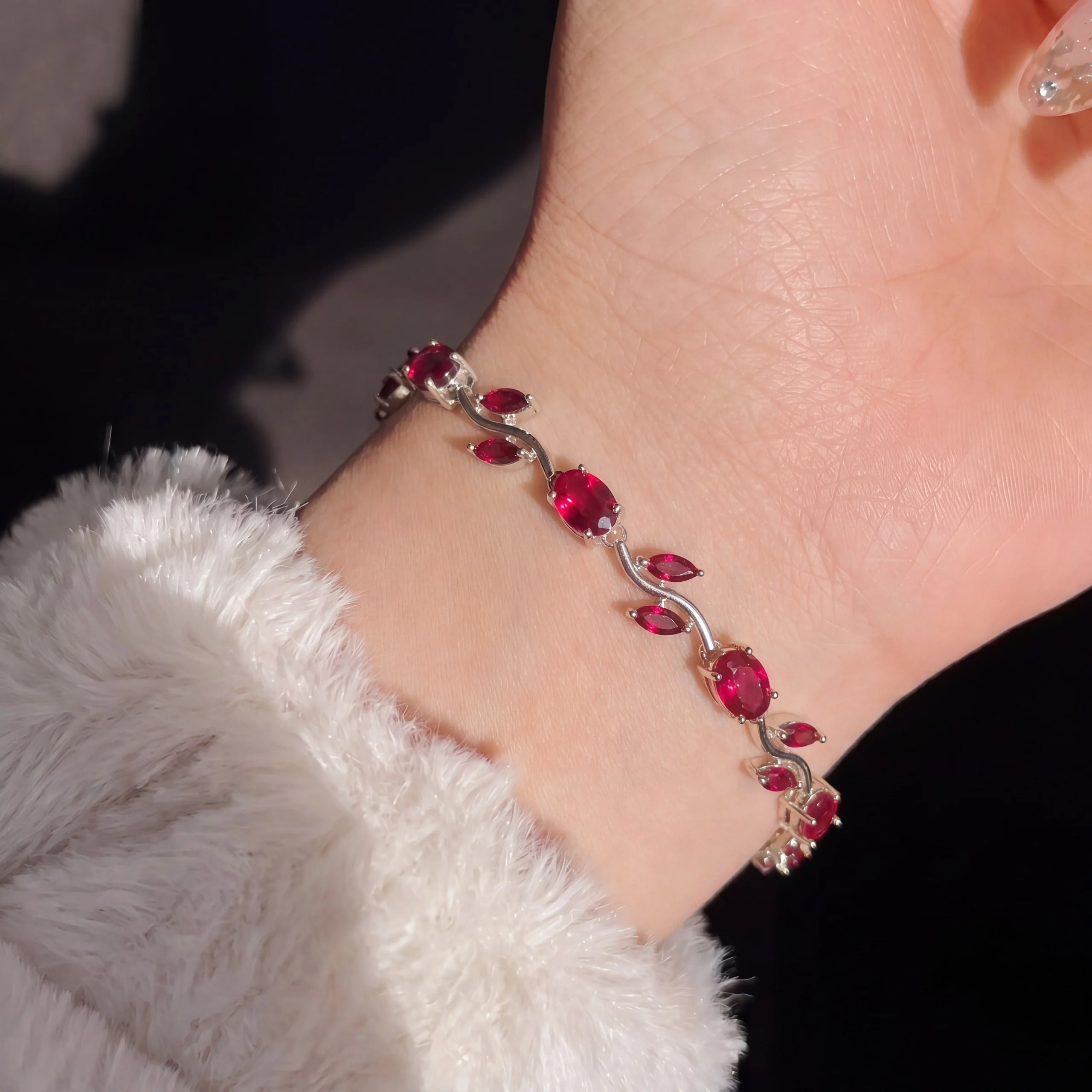Buy the Best Quality Crystal Stones Tulip Bracelet for Girls in Pakistan at DayShop.pk. Most Affordable Price With Fast Shipping in All Over Pakistan